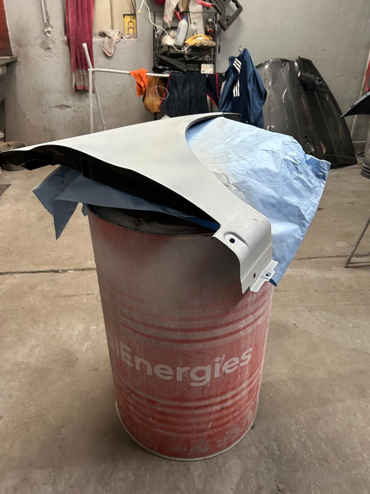 Guardabarros reparado y preparado en el taller de chapa de Quebecar