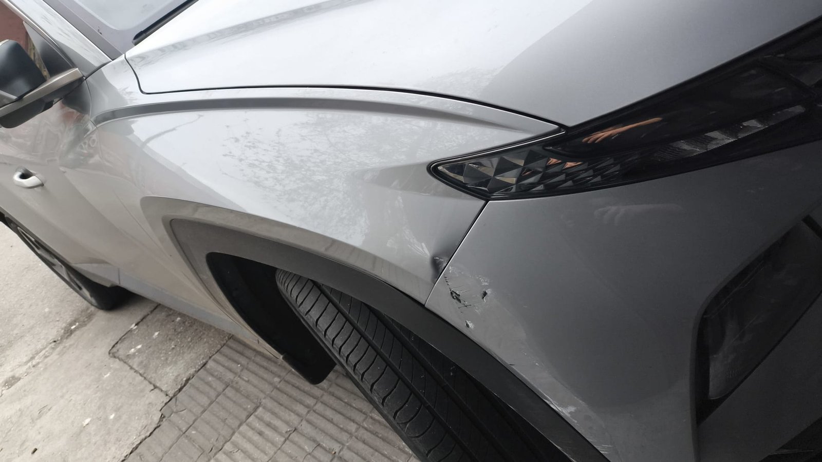Hyundai Tucson con daño de choque en el paragolpes delantero, antes de la reparación