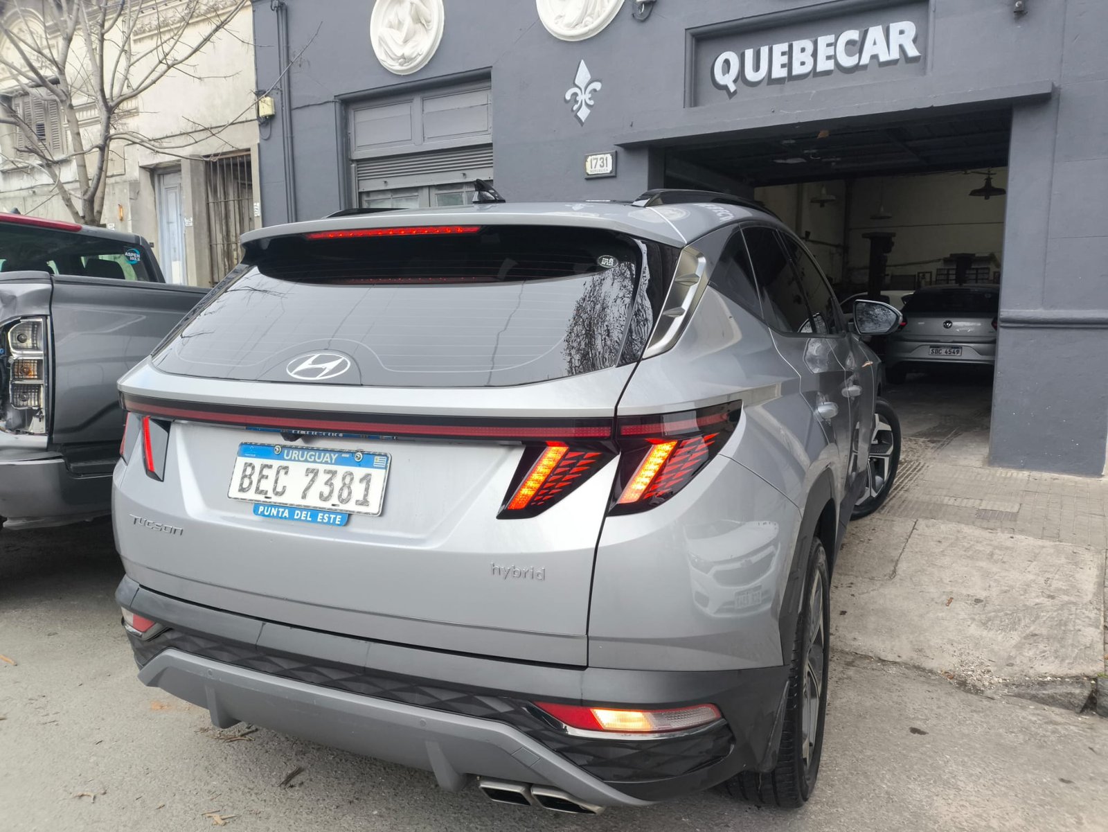 Hyundai Tucson terminado, sin daños, en la calle