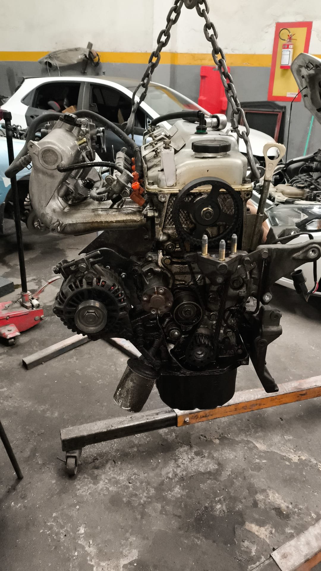 Motor izado con aparejo durante una reparación mecánica en Quebecar