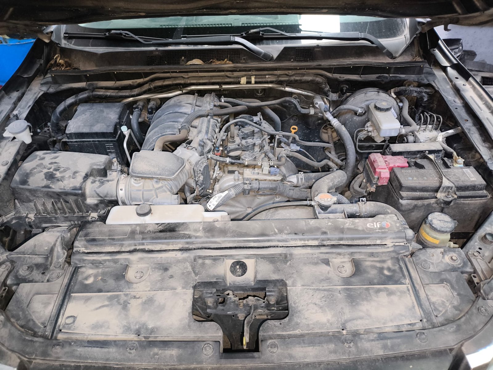 Motor sucio y polvoriento, antes del lavado a detalle